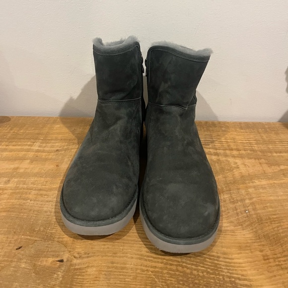 Ugg classic abree mini ankle bootie in gray women’s size 9 EUC - Picture 3 of 9